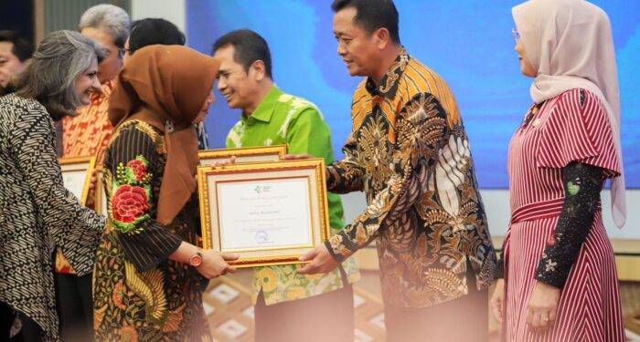 Kota Bandung Raih Penghargaan Kawasan Tanpa Rokok