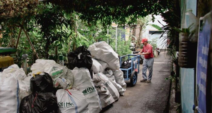 Wow, Warga RW 05 Dago “Sulap” Sampah Jadi Emas
