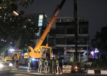 Gunakan Alat Berat, Satpol PP Turunkan Billboard di Jalan Cihampelas