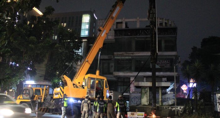 Gunakan Alat Berat, Satpol PP Turunkan Billboard di Jalan Cihampelas