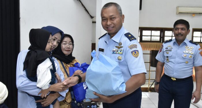 Hari Bakti Ke 76, TNI AU Bakorda Bandung Bagikan Ratusan Paket Sembako