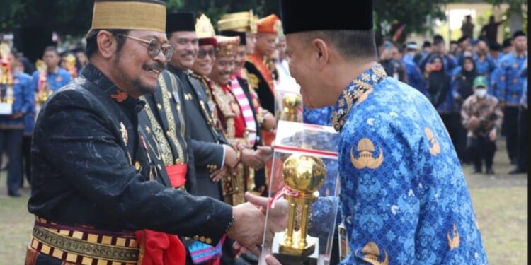 Buruan Sae Sabet Piala Abdibaktitani dari Menteri Pertanian
