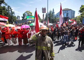 Ribuan Warga Bandung Lakukan Aksi 3 Menit Yang Memukau