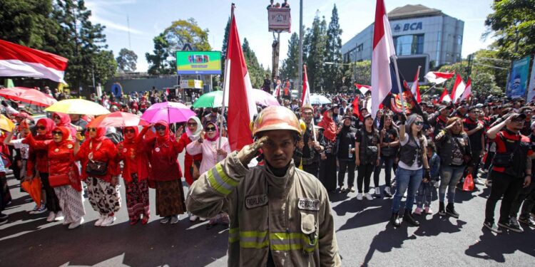 Ribuan Warga Bandung Lakukan Aksi 3 Menit Yang Memukau