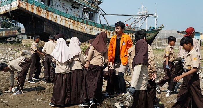 Jaga Lingkungan, Mahasiwa ITPB & Siswa SD Bersihkan Sampah di Pantai Dadap