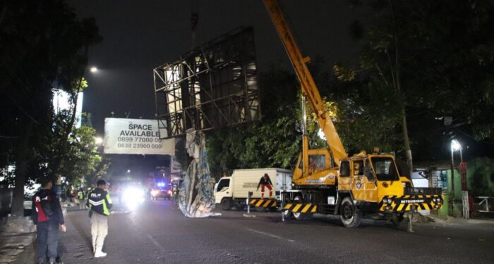 Tak Bayar Pajak, Reklame di Jalan Ahmad Yani Kembali Ditertibkan