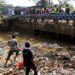 Mulai Ekstrem, Warga Kota Bandung Buang Sampah Ke Sungai
