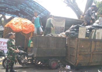 Bersama Babinsa, Danramil 1812/Bawet Angkut Sampah Ke TPS Cihapit