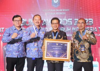 Berhasil Dorong BUMD, Bupati Bandung Sabet BUMD Award 2023