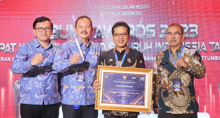 Berhasil Dorong BUMD, Bupati Bandung Sabet BUMD Award 2023