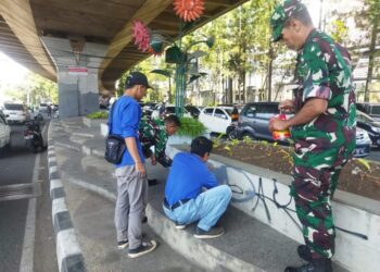 Keren, Anggota Koramil 1812 BW Bersama Warga Bersihkan Vandalisme