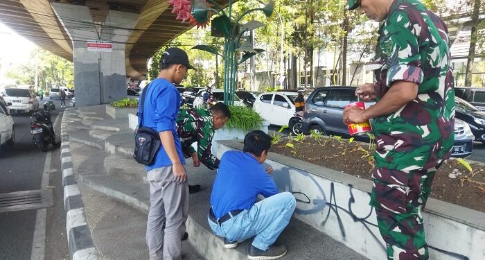 Keren, Anggota Koramil 1812 BW Bersama Warga Bersihkan Vandalisme