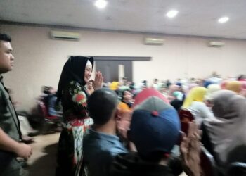 Tak Peduli Sesak dan Panas, Anggota DPR Ini Tetap Semangat Sosialisasikan Stunting