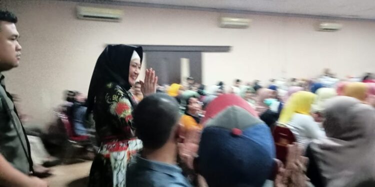 Tak Peduli Sesak dan Panas, Anggota DPR Ini Tetap Semangat Sosialisasikan Stunting
