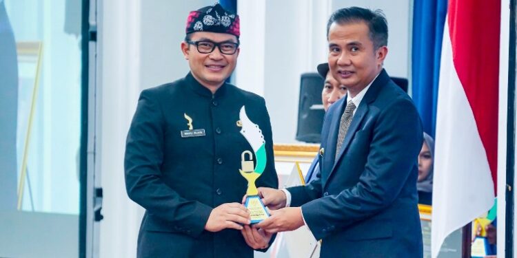 Mantap, Disdik Jabar Raih “OPD Informatif” dari KIP Jabar