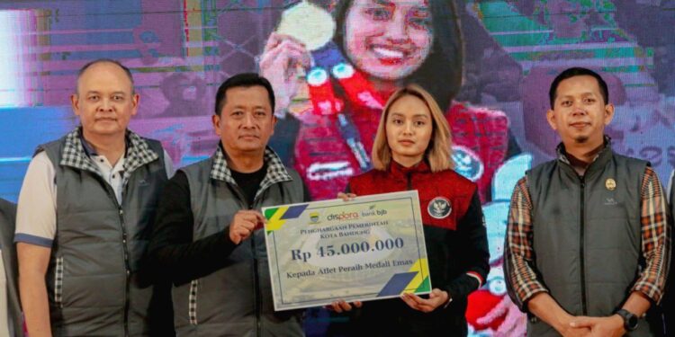 Ema Sumarna Serahkan Apresiasi Untuk Atlet Kota Bandung