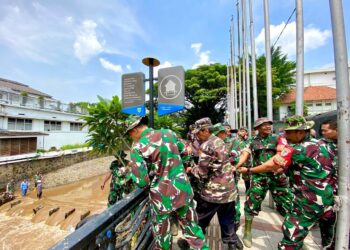 Selesaikan Darurat Sampah, Kodim 0618 Kota Bandung Bebersih Sungai & TPS