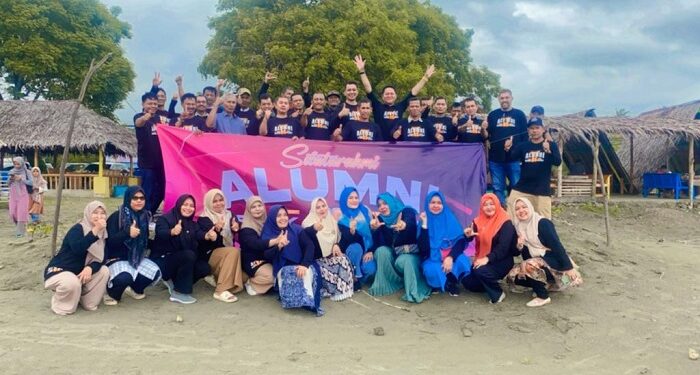 Puluhan Tahun Tak Bertemu, Alumni SMIK 95 “Bersatu” di Krueng Raya