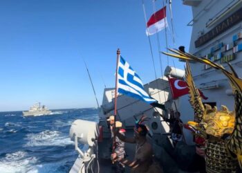 Semua Kapal Perang Berikan Penghormatan Kepada KRI Frans Kaisiepo-368