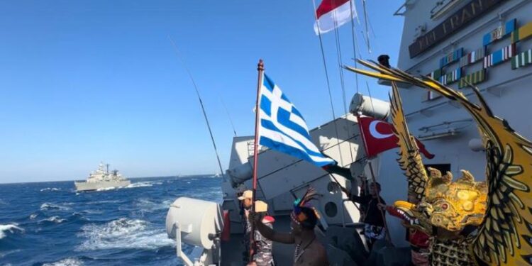 Semua Kapal Perang Berikan Penghormatan Kepada KRI Frans Kaisiepo-368