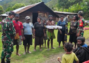 Rumah Mereka Tak Gelap Lagi, Usai Babinsa Posramil 1714-06/ Tingginambut Bantu Lampu Solarcel