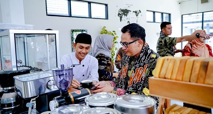 Resmikan Kafe SLBN Surade, Peserta Didik Kantongi Sertifikat Food & Beverage