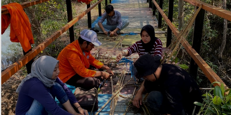 Ajak Jaga Lingkungan , Mahasiswa ITPB Balongan Tanam Mangrove