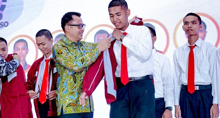 Magang Ke Jepang, Sematkan Jas Untuk Siswa SMK Mitra Industri MM2100