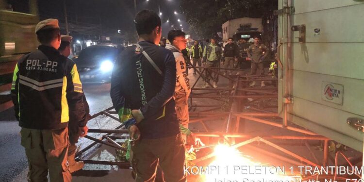 Libatkan 50 Personel, Satpol PP Tertibkan Reklame Ilegal