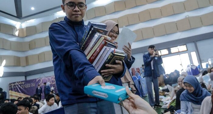 Selain Dhuha & Tadarus, SmartTrend SMAN 8 Bandung Juga Wakafkan Al Qur-an