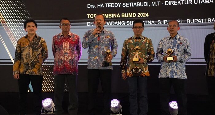 Keren Pisan, Tirta Raharja Raih Top Pembina BUMD 2024# Bintang 5 & Top CEO BUMD 2024