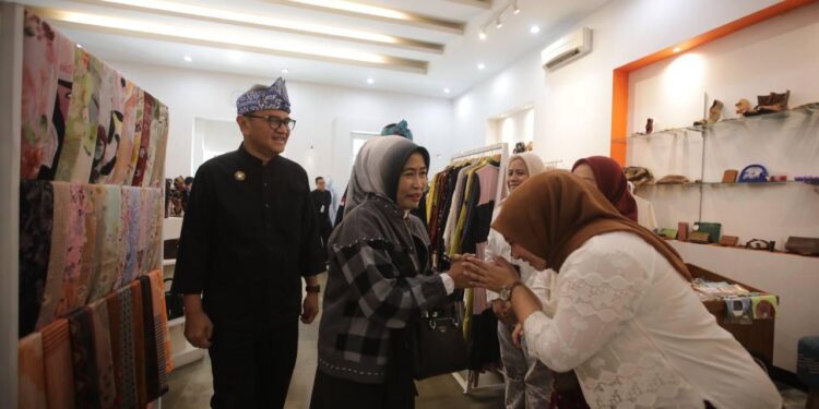 Genjot Produk Lokal, Dekranasda Kota Bandung Bantu UMKM Dengan Ini