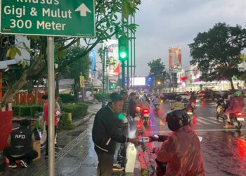 D’Bronx Bagikan Ratusan Takjil di Jalan Riau Bandung