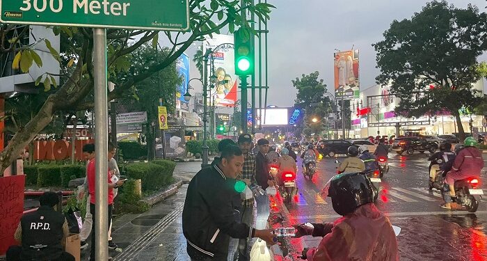 D’Bronx Bagikan Ratusan Takjil di Jalan Riau Bandung
