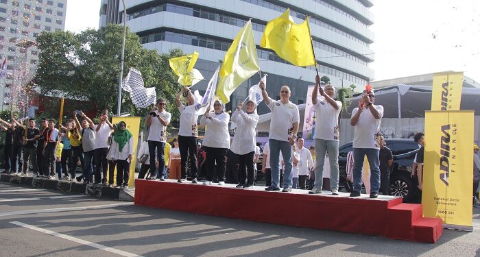 Menaker Hj. Ida Fauziyah Lepas Mudik Gratis KURMA Adira Finance