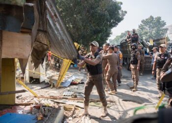 Satpol PP Bongkar 7 Bangunan Liar di Soekarno Hatta & Astanaanyar