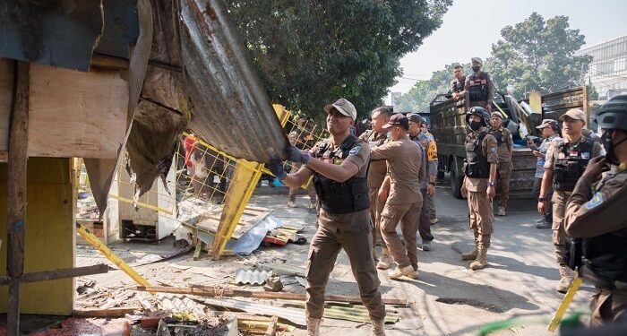 Satpol PP Bongkar 7 Bangunan Liar di Soekarno Hatta & Astanaanyar