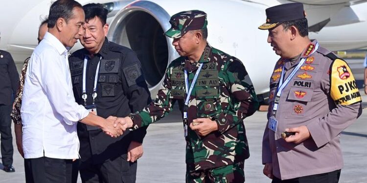 Panglima TNI Sambut Presiden Jokowi di KTT WWF Bali
