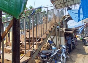 Tangga Pasar Malangbong Rusak Parah, Disperindag Garut Tutup Mata