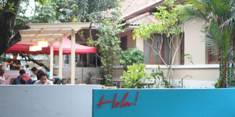 Hola Koffie, Nongkrong Sambil Melukis di Kawasan Braga Beken