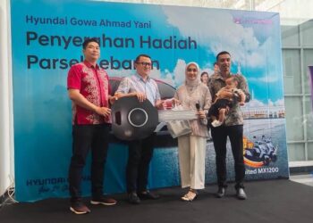 Sang Gurupun Tersenyum Menerima Parsel Lebaran dari Hyundai Gowa Ahmad Yani