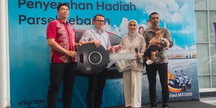 Sang Gurupun Tersenyum Menerima Parsel Lebaran dari Hyundai Gowa Ahmad Yani