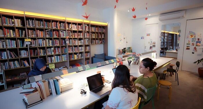 “The Room 19 Library Space” Perpustakaan Rasa Cafe