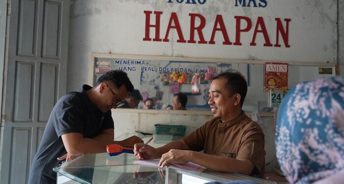 Awalnya Pedagang Sendal Keliling, Kini Sukses Jadi Pedagang Emas