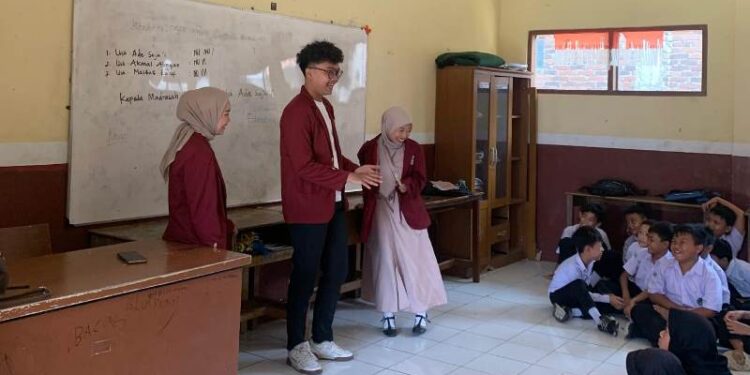 Mahasiswa USB YPKP Kenalkan Ecobrick Solusi Kelola Limbah Plastik