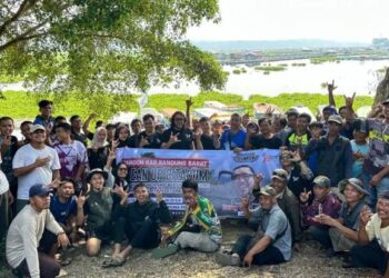 Selamatkan Waduk Cirata, Ono Surono & Jaringan Gondrong Bersihkan Eceng Gondok