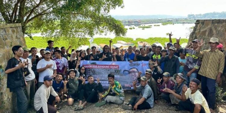 Selamatkan Waduk Cirata, Ono Surono & Jaringan Gondrong Bersihkan Eceng Gondok