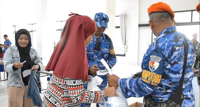 Bangkitkan Semangat Berbagi, TNI AU Bakorda Bandung Bagikan Sembako & Pengobatan Gratis