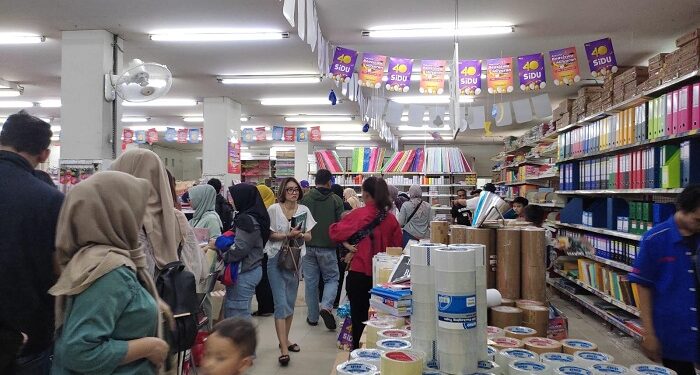 Tahun Ajaran Baru, Toko Buku Merauke Diserbu Pembeli