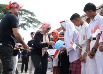 XL Axiata Serahkan Dana Pendidikan, Laptop Hingga Paket Data Setahun Untuk SLB Garut